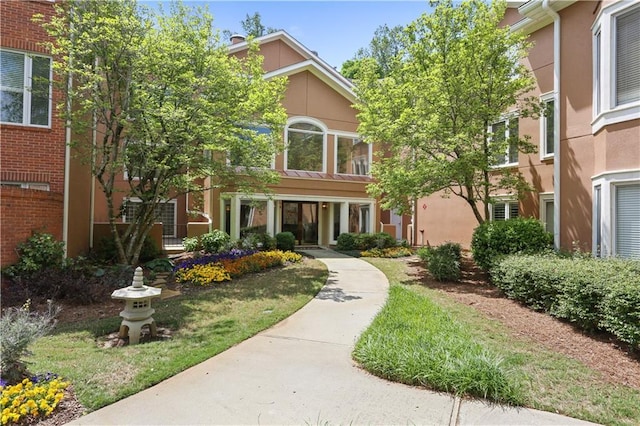 view of front facade with a front yard