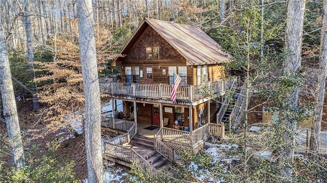 view of front facade featuring a wooden deck