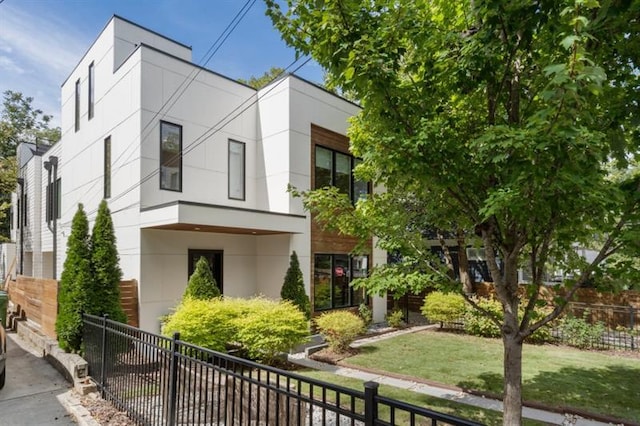 view of front of house with a front yard