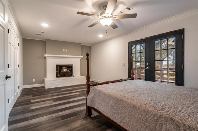 bedroom featuring dark wood-type flooring, ornamental molding, a closet, and ceiling fan