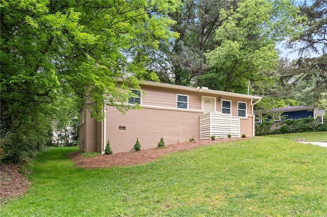 view of front facade featuring a front lawn