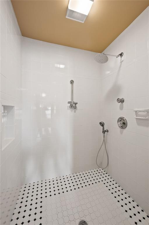 bathroom featuring tiled shower