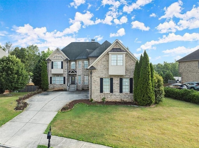 view of front of house featuring a front lawn