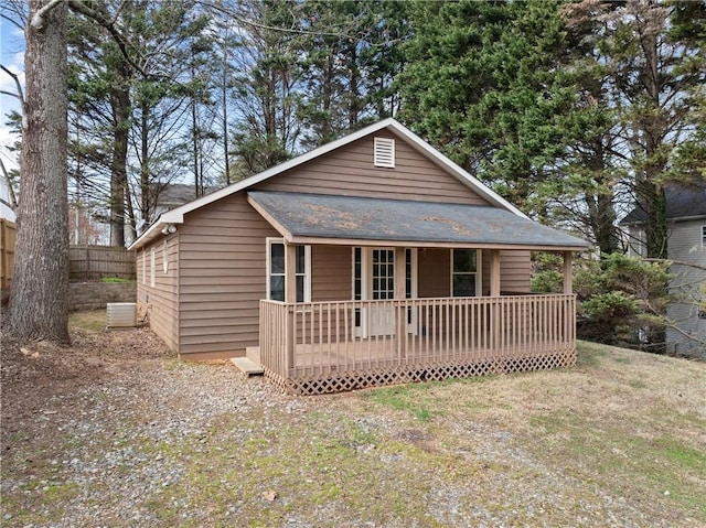 view of front of house with a front lawn