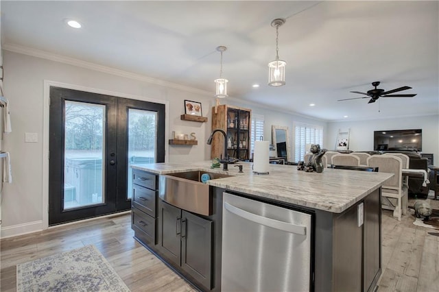 kitchen featuring a sink, dishwasher, light wood-style flooring, a ceiling fan, and pendant lighting