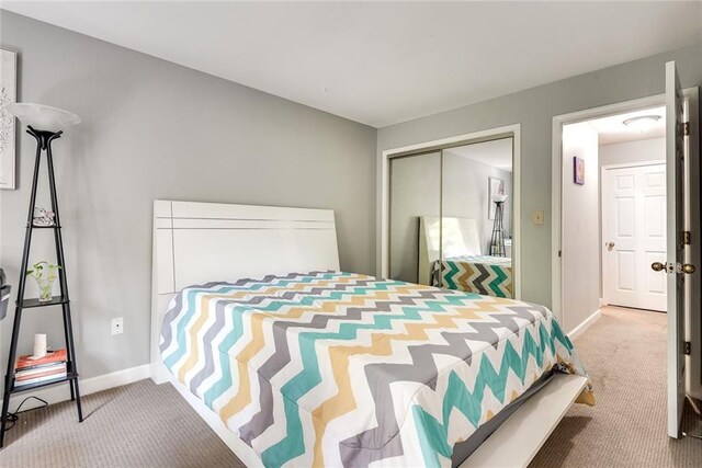 bedroom featuring carpet floors, baseboards, and a closet