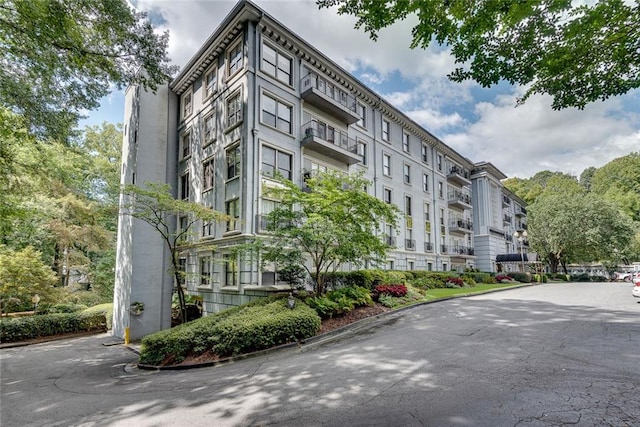 view of apartment building / complex