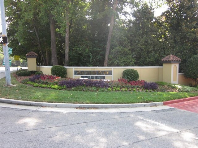 community / neighborhood sign featuring a lawn