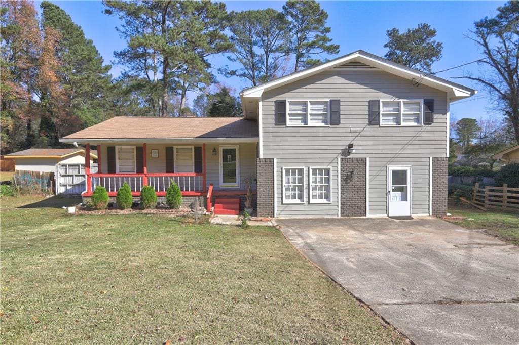 view of front of property featuring covered porch and a front yard