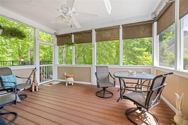 sunroom / solarium featuring a ceiling fan