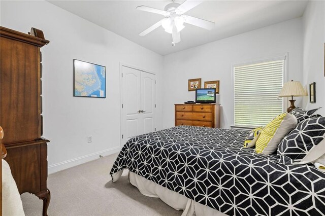bedroom featuring carpet floors, a closet, ceiling fan, and baseboards