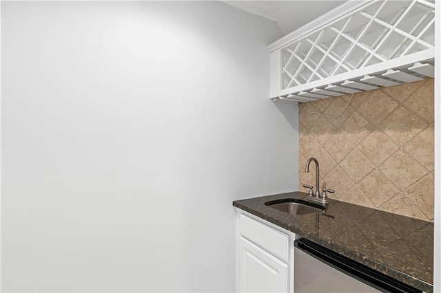 130 Robin Rd, Marietta, GA 30067 - indoor wet bar featuring decorative backsplash and stainless steel dishwasher