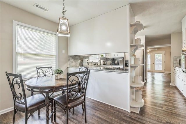 dining area with dark wood-style flooring, baseboards, and a ceiling fan