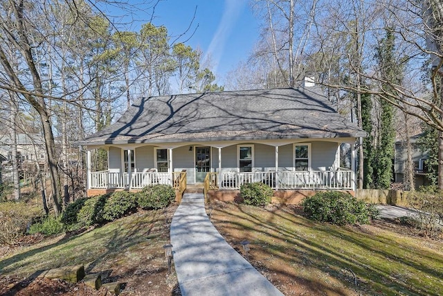 view of front of property with covered porch and a front lawn