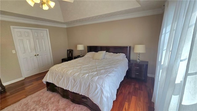 bedroom featuring ornamental molding, dark hardwood / wood-style floors, ceiling fan, and a closet