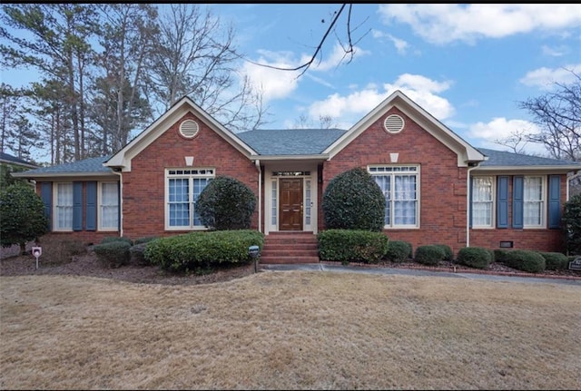 view of front of home featuring a front yard