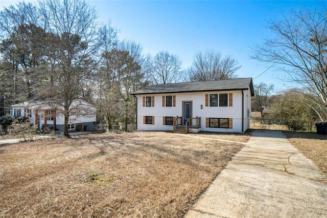 bi-level home featuring a front yard