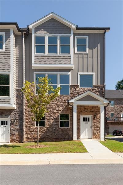 view of front facade featuring a garage