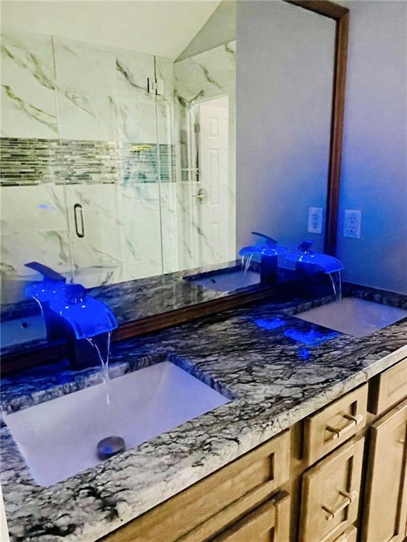 7675 Lanier View Rdg, Cumming, GA 30041 - bar featuring a sink and lofted ceiling