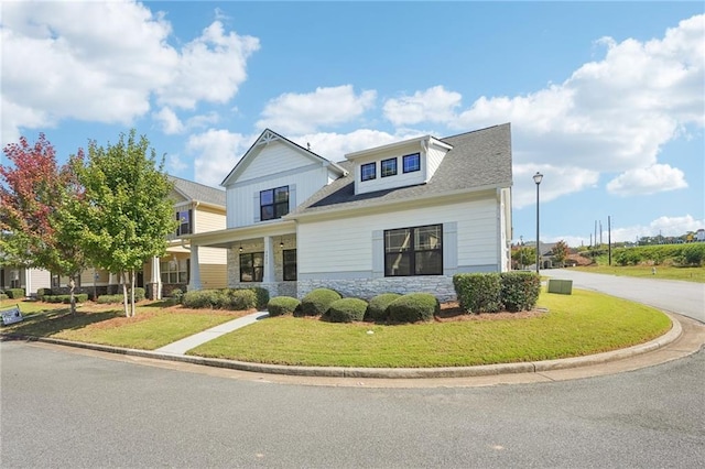 view of front of property featuring a front lawn