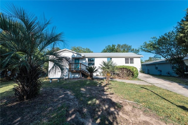 single story home with a front lawn