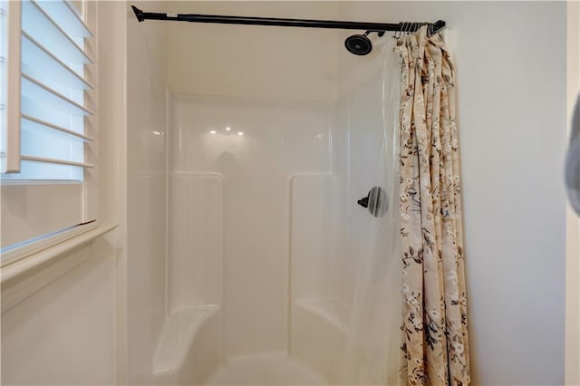 full bath featuring a shower with shower curtain