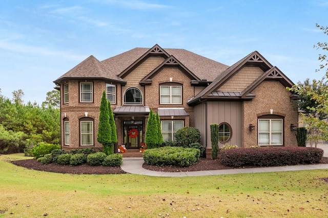 view of front of house featuring a front yard