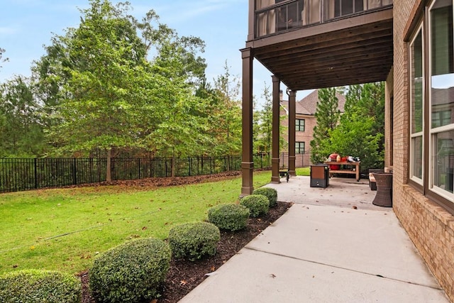 view of yard featuring a patio area