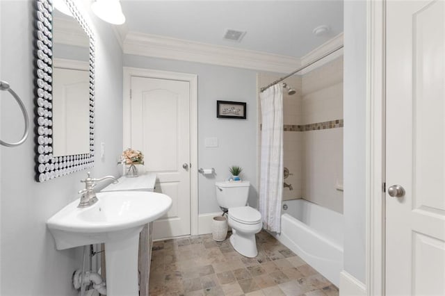 bathroom featuring ornamental molding, toilet, shower / bathtub combination with curtain, and baseboards