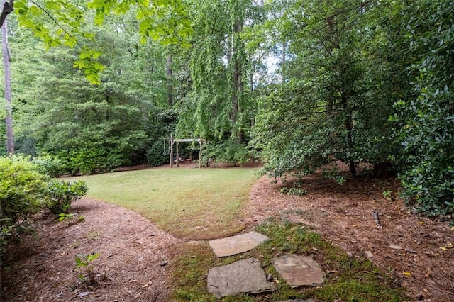 view of green lawn