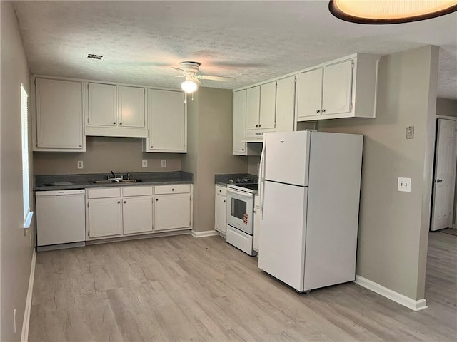 7400 Little Fawn Pkwy, Palmetto, GA 30268 - kitchen with white appliances, light wood finished floors, a textured ceiling, a ceiling fan, and dark countertops