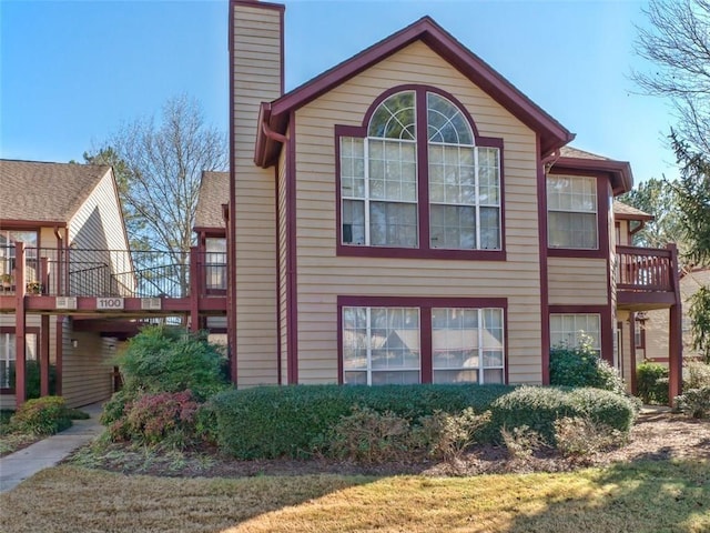 view of side of property featuring a lawn