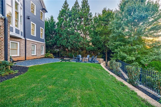 view of yard featuring a fire pit