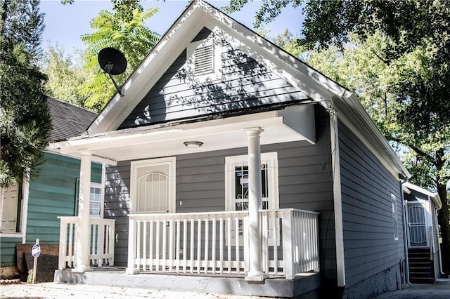 view of front facade with covered porch