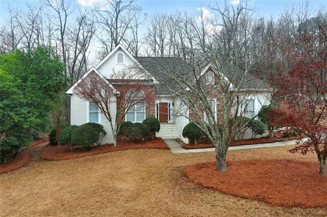 view of front of property featuring a front yard