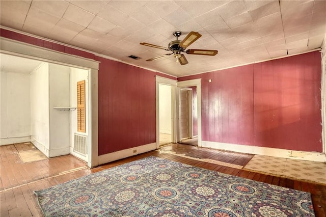 unfurnished room featuring ceiling fan, crown molding, and light wood-type flooring