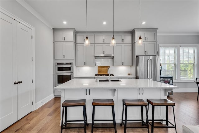 3108 Huntington Pl, Milton, GA 30004 - kitchen with stainless steel appliances, baseboards, gray cabinetry, ornamental molding, and backsplash