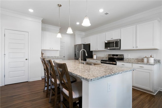 22 Mossy Oaks Ln NE, Rome, GA 30165 - kitchen featuring stainless steel appliances, a sink, dark wood-style flooring, a kitchen island with sink, and crown molding
