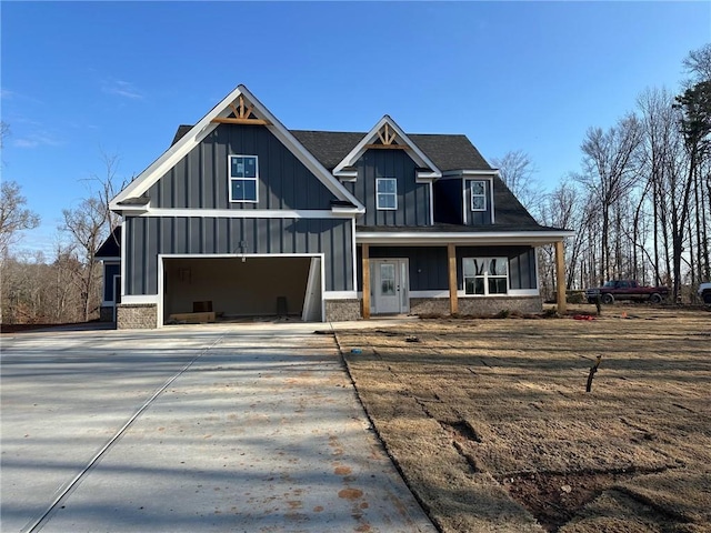 view of front facade featuring a garage