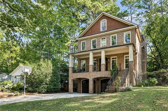 view of front of property featuring a front lawn, a carport, and covered porch