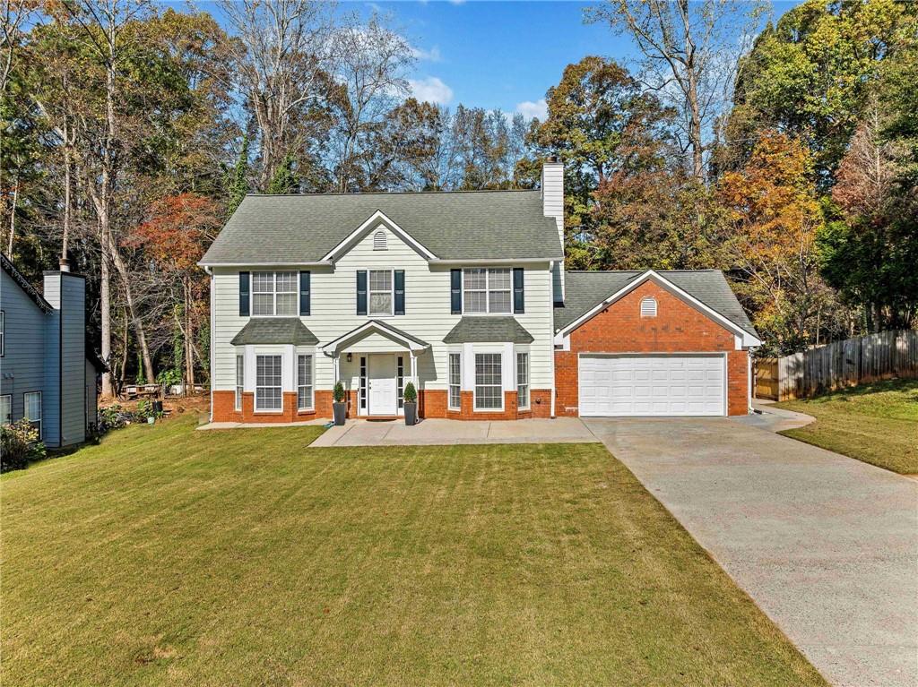 view of front of house featuring a front lawn and a garage