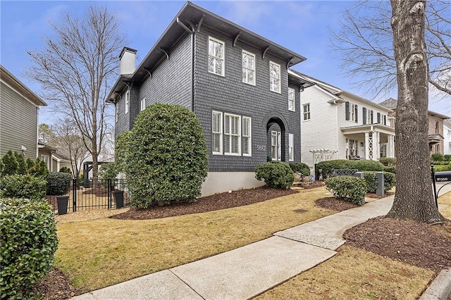 view of front of property featuring a front lawn