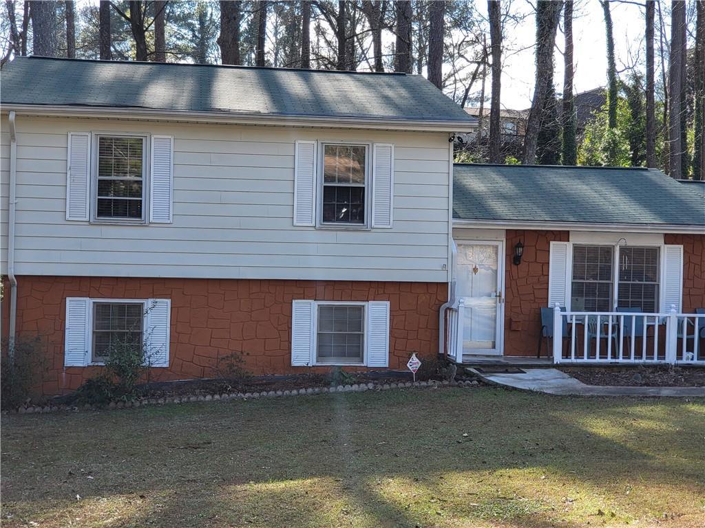 view of front of home with a front lawn