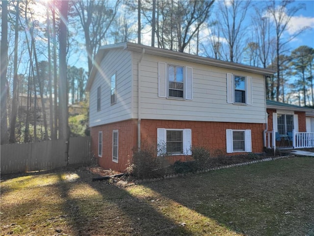 view of front of house featuring a front yard