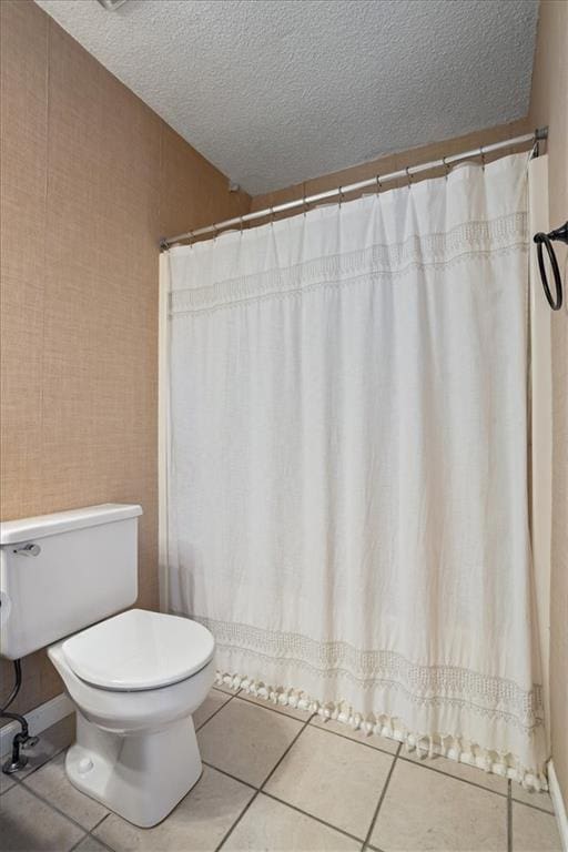 4255 Hidden Meadow Cir, Sugar Hill, GA 30518 - full bathroom featuring toilet, tile patterned flooring, a textured ceiling, and a shower with curtain