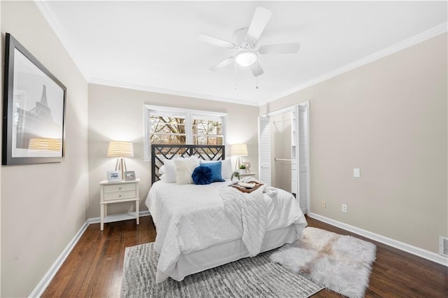 bedroom featuring ceiling fan, ornamental molding, dark hardwood / wood-style floors, and a closet