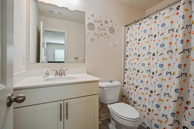 full bathroom featuring a shower with shower curtain, visible vents, toilet, and vanity