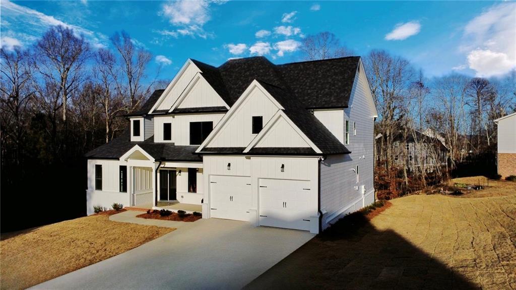 view of front of house featuring a garage and a front yard