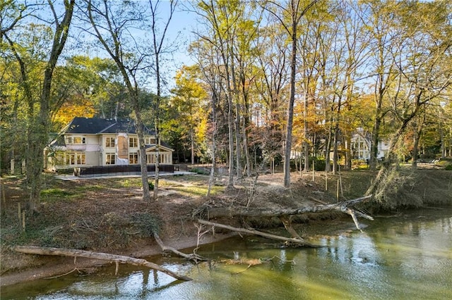 view of yard featuring a water view