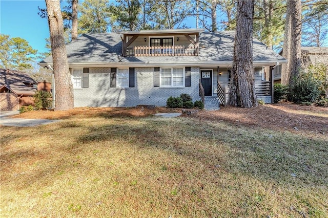 view of front of home featuring a front yard and a balcony